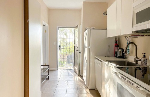 Hayward Apartamento | 2BR, Canyon Views WiFi Parking Near CSU & Hospitals, BART & Trails.