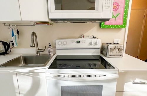 Hayward Apartamento | 2BR, Canyon Views WiFi Parking Near CSU & Hospitals, BART & Trails.