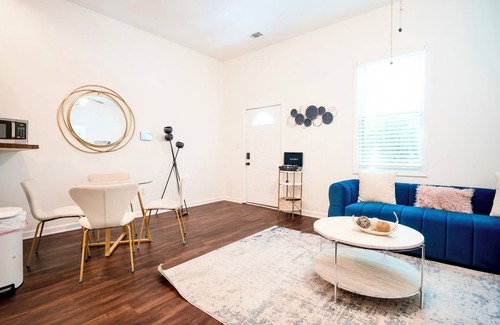 Thunderbolt Apartamento | 2BR Chic Duplex - Firepit - Perfect for Travel