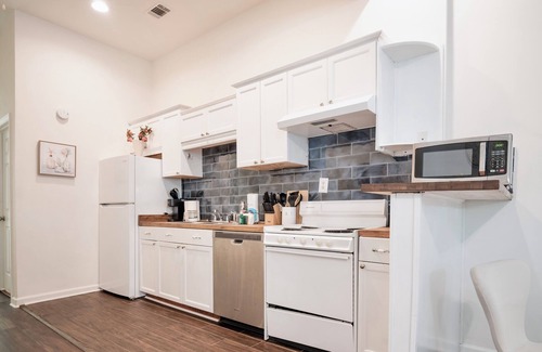 Thunderbolt Apartamento | 2BR Chic Duplex - Firepit - Perfect for Travel