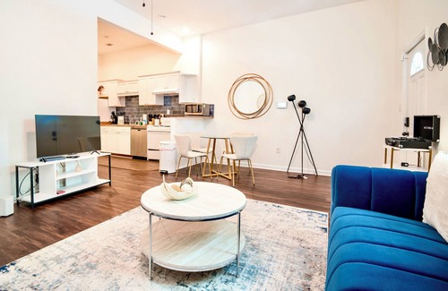 Thunderbolt Apartamento | 2BR Chic Duplex - Firepit - Perfect for Travel