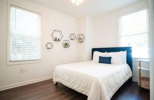 Thunderbolt Apartamento | 2BR Chic Duplex - Firepit - Perfect for Travel