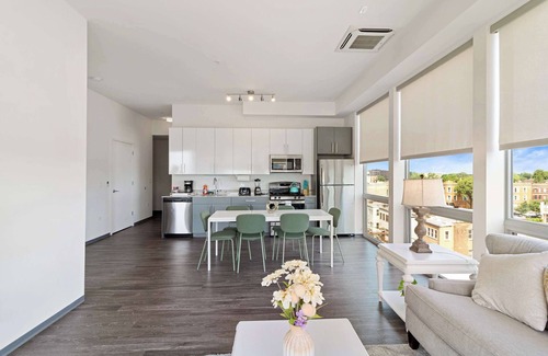 Palmer Square Apartamento | 2BR City Loft Amazing Glass Views