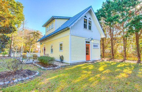 Manteo Cabaña | 2BR coastal cottage w/ whirlpool tub & patio