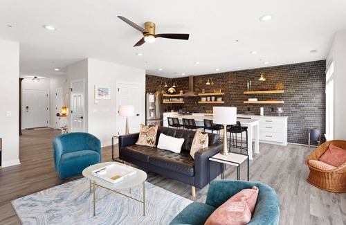 Bermuda Bay Condominio | 2BR Coastal Retreat with Pool Access & Dogs