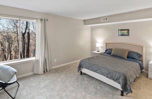 Charlottesville Condominio | 2BR Comfort in the C'Ville woods