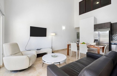 Washington Condominio | 2BR Condo 5* Location w/ AmazingViews ~ Pool ~ GYM