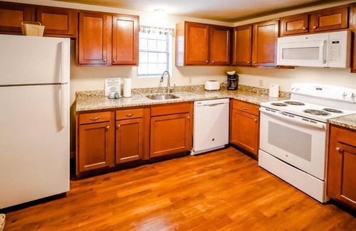 Mashpee Condominio | 2BR Condo in Cape Cod w/ Patio & Laundry