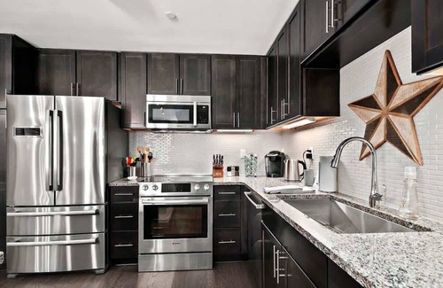 Asheville Condominio | 2BR Condo w/ Balcony + Free Tix | Walk to Downtown