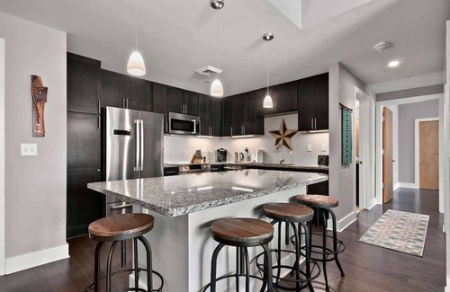 Asheville Condominio | 2BR Condo w/ Balcony + Free Tix | Walk to Downtown