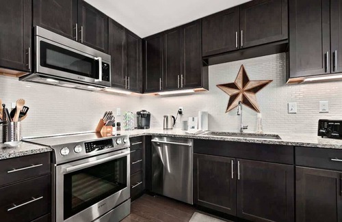 Asheville Condominio | 2BR Condo w/ Balcony + Free Tix | Walk to Downtown