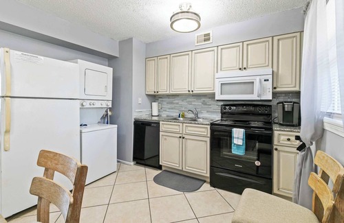Gulf Shores Apartamento | 2BR Condo w Pool, Beach Access and Walk to Hangout