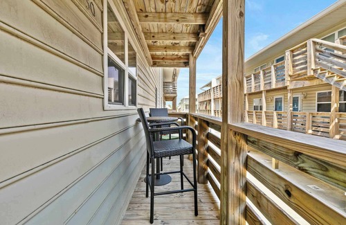 Gulf Shores Apartamento | 2BR Condo w Pool, Beach Access and Walk to Hangout