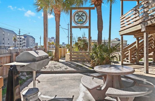 Gulf Shores Apartamento | 2BR Condo w Pool, Beach Access and Walk to Hangout