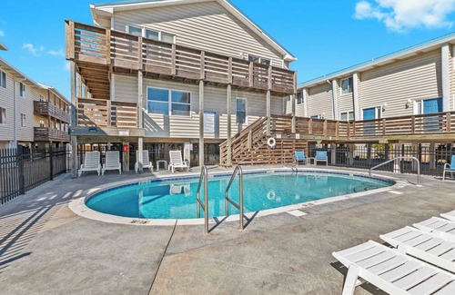 Gulf Shores Apartamento | 2BR Condo w Pool, Beach Access and Walk to Hangout
