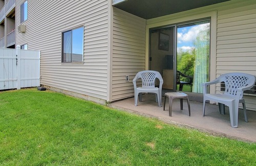 Weirs Beach Condominio | 2BR Condo with Private Patio