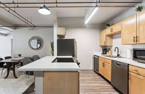 Downtown Kansas City Apartamento | 2BR Cozy Downtown Loft with Indoor Pool & Gym