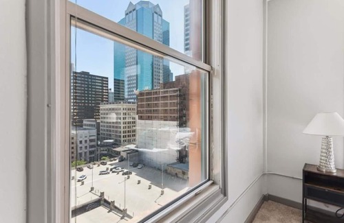 Downtown Kansas City Apartamento | 2BR Cozy Downtown Loft with Indoor Pool & Gym