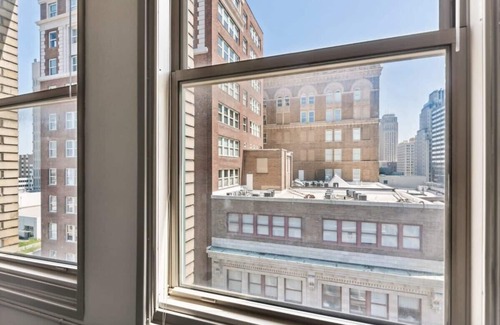 Downtown Kansas City Apartamento | 2BR Cozy Downtown Loft with Indoor Pool & Gym