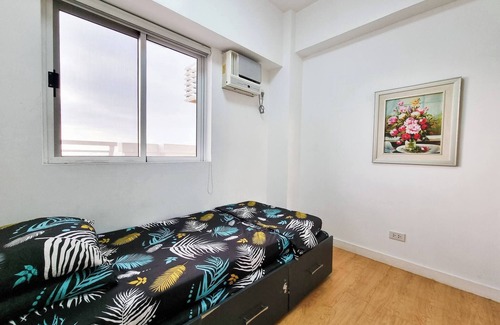 Ermita Condominio | 2BR Cozy & Spacious Family Condo, Great View & Karaoke At Torre De Manila