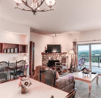 Pigeon Forge Casa | 2BR Cozy Suite W View Jacuzzi & Resort Pool