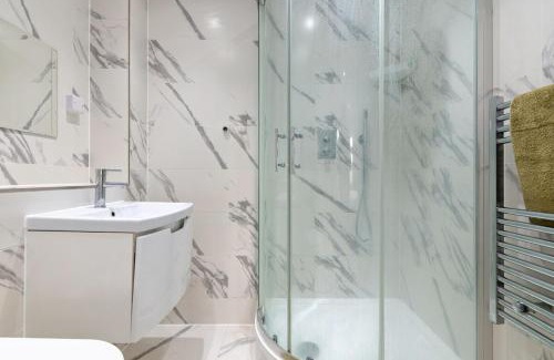 Croham Apartamento | 2BR, CR2, Contractors, Parking, Close to station