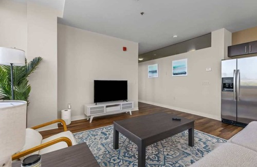 Downtown Pittsburgh Apartamento | 2BR Downtown Apartment with Gym & Deck