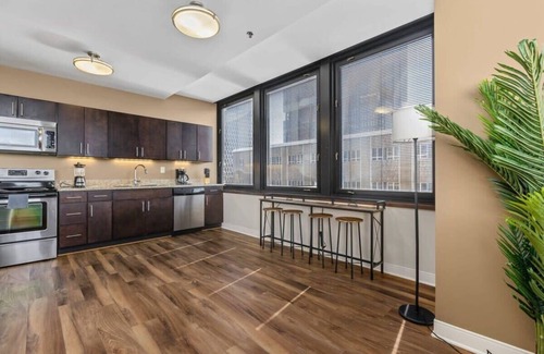 Downtown Pittsburgh Apartamento | 2BR Downtown Apartment with Gym & Deck