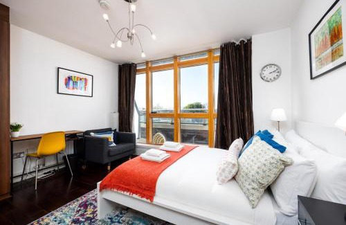 Kilmainham Apartamento | 2BR Dublin Apt Balcony, Plants & Electric Piano