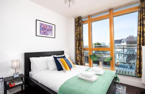 Kilmainham Apartamento | 2BR Dublin Apt Balcony, Plants & Electric Piano