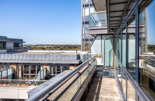 Kilmainham Apartamento | 2BR Dublin Apt Balcony, Plants & Electric Piano