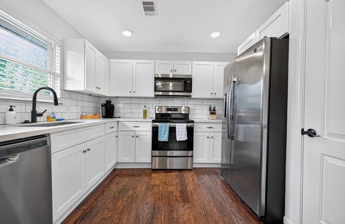 South Central Houston Condominio | 2BR Elegant, Clean, & Comfy! near NRG and Med Ctr
