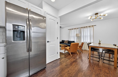 South Central Houston Condominio | 2BR Elegant, Clean, & Comfy! near NRG and Med Ctr