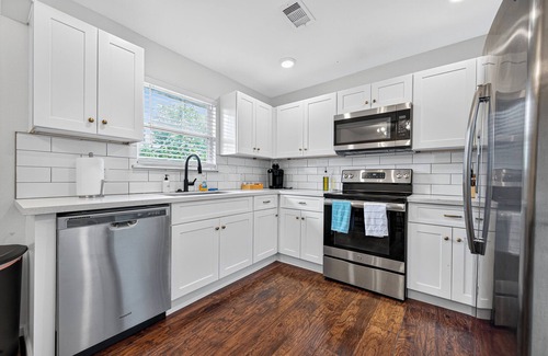 South Central Houston Condominio | 2BR Elegant, Clean, & Comfy! near NRG and Med Ctr