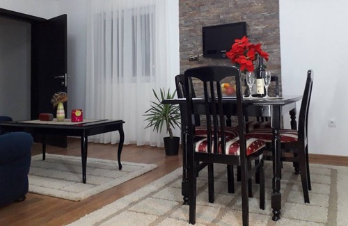 Belgrade Apartamento | 2BR Alojamiento familiar en el aeropuerto con estacionamiento privado gratuito y patio