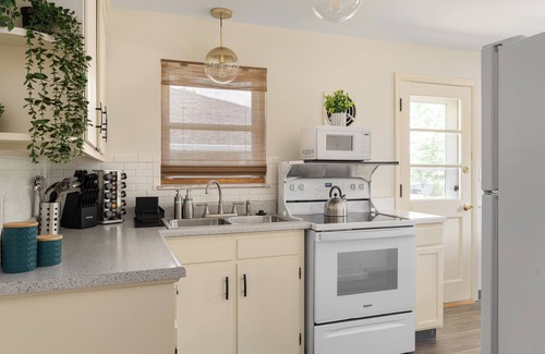 Sharon Heights Casa | 2BR, Family Friendly, Quiet, Near Downtown+Dogs OK+Easy Parking