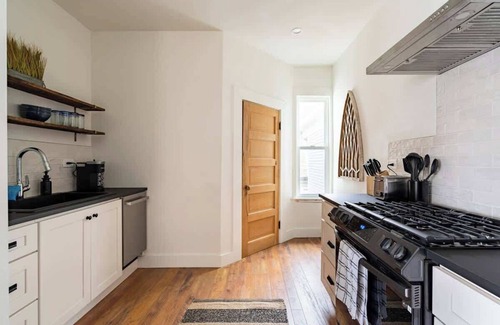 Uptown Casa | 2BR Flat - Walk to NW 23rd Shops & Cafes