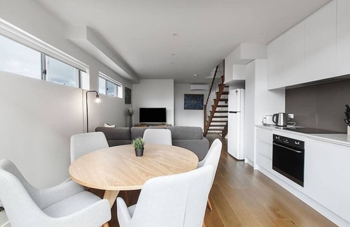 Moonee Ponds Apartamento | 2BR FREE Parking | 2min Walk to Puckle St!