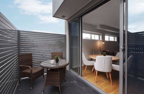 Moonee Ponds Apartamento | 2BR FREE Parking | 2min Walk to Puckle St!