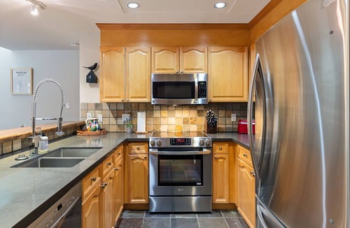 Blackcomb Casa | 2BR | Gleneagle | King bed | Heated Floors | Golf Course Views | Wood Burning Fireplace