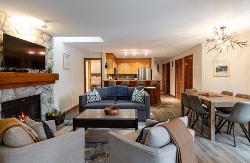 Blackcomb Casa | 2BR | Gleneagle | King bed | Heated Floors | Golf Course Views | Wood Burning Fireplace