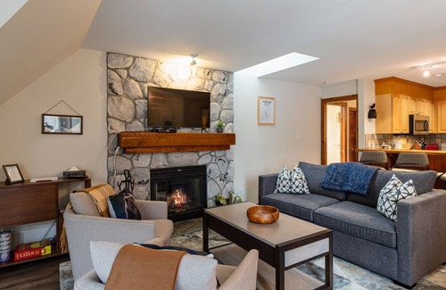 Blackcomb Casa | 2BR | Gleneagle | King bed | Heated Floors | Golf Course Views | Wood Burning Fireplace