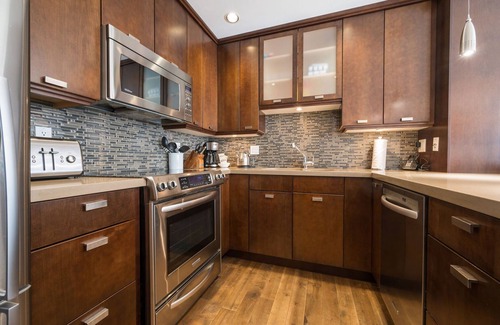 Blueberry Hill Condominio | 2BR | Greyhawk | King Bed | Hot Tub & Sauna | Secure Parking | BBQ