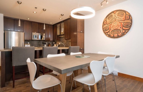 Blueberry Hill Condominio | 2BR | Greyhawk | King Bed | Hot Tub & Sauna | Secure Parking | BBQ