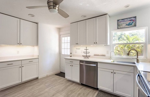 Historic Uptown Casa | 2BR Happiness in a Bungalow - Walk to Downtown