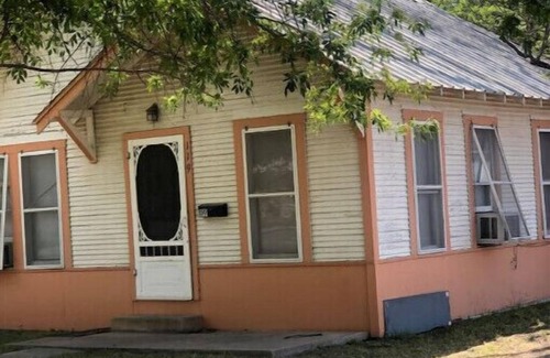 Uvalde Casa | 2BR HOME, fast WiFi, fenced yard, pet friendly