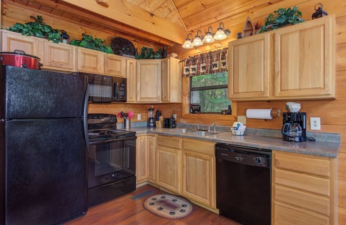 Caton Cabina | 2BR, Hot tub, games, free attraction tickets!
