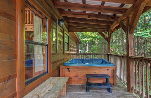 Caton Cabina | 2BR, Hot tub, games, free attraction tickets!