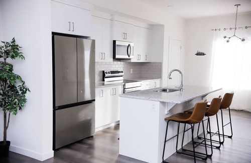 Airdrie Casa | 2BR house/2 Ensuites/Free Parking/Yard
