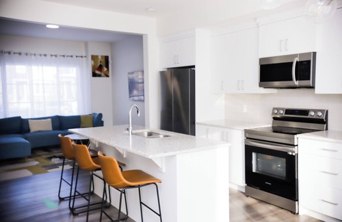 Airdrie Casa | 2BR house/2 Ensuites/Free Parking/Yard